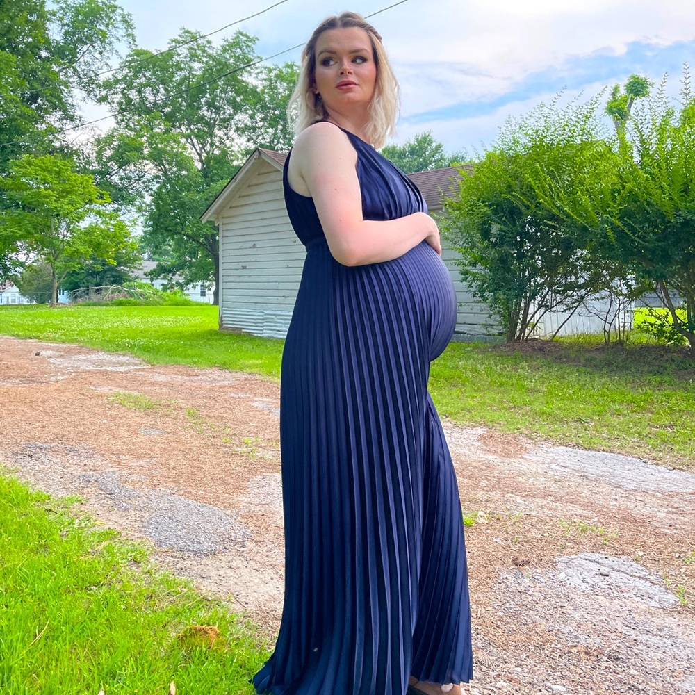 AMAZING maternity dress! Perfect for special occasion and photos!